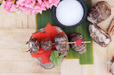 Ahşap zemin üzerine şeker ile haşlanmış taro