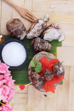 Ahşap zemin üzerine şeker ile haşlanmış taro