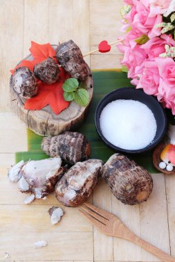 Ahşap zemin üzerine şeker ile haşlanmış taro