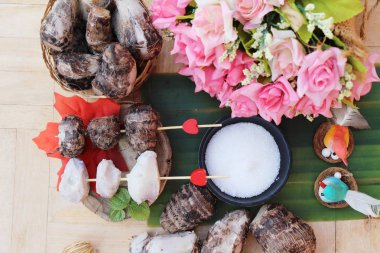 Ahşap zemin üzerine şeker ile haşlanmış taro