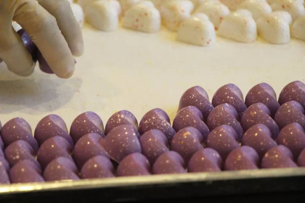 Chocolate com colorido no doce é delicioso — Fotografia de Stock