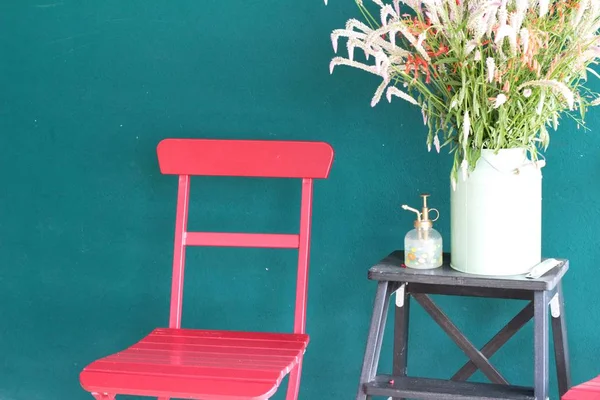 Silla de madera roja con hermoso florero — Foto de Stock