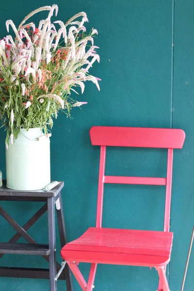 Sedia in legno rosso con bellissimo vaso di fiori — Foto Stock