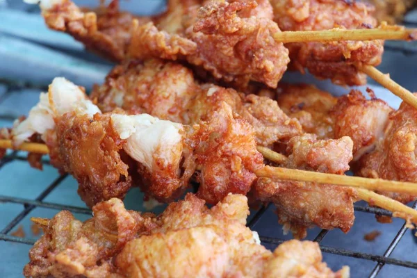 Ayam goreng lezat di pasar — Stok Foto