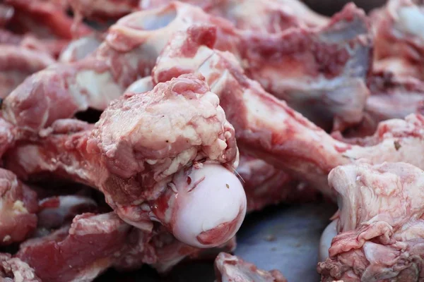 Hueso de cerdo crudo para cocinar en el mercado — Foto de Stock