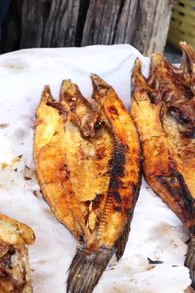 Peixe grelhado no fogão no mercado — Fotografia de Stock