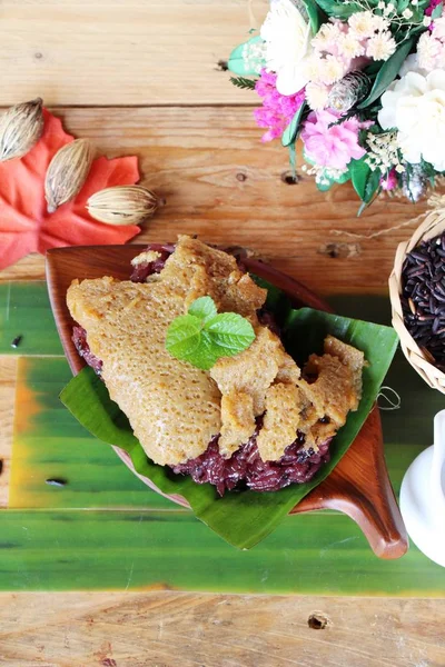 Riso nero con crema pasticcera, dessert tailandese — Foto Stock