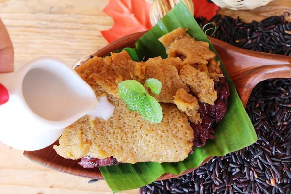 Черный липкий рис с заварным кремом, тайский десерт — стоковое фото