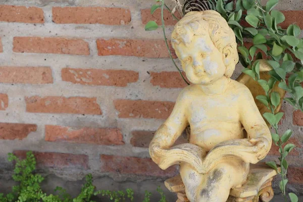 Cupid staty är skönhet i trädgården — Stockfoto