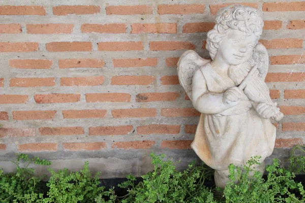 Estatua de Cupido es la belleza en el jardín — Foto de Stock