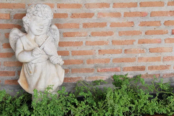 Amorek statua jest piękna w ogrodzie — Zdjęcie stockowe