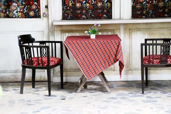 Houten stoelen in de tuin vintage stijl — Stockfoto