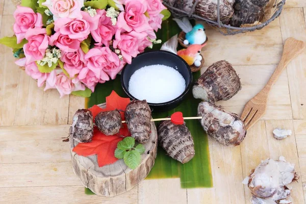 Taro bollito con zucchero su fondo legno — Foto Stock