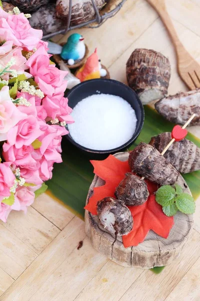 Taro bollito con zucchero su fondo legno — Foto Stock