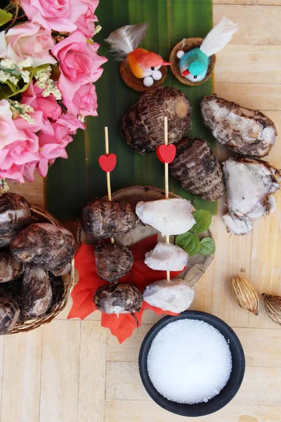 Taro bollito con zucchero su fondo legno — Foto Stock