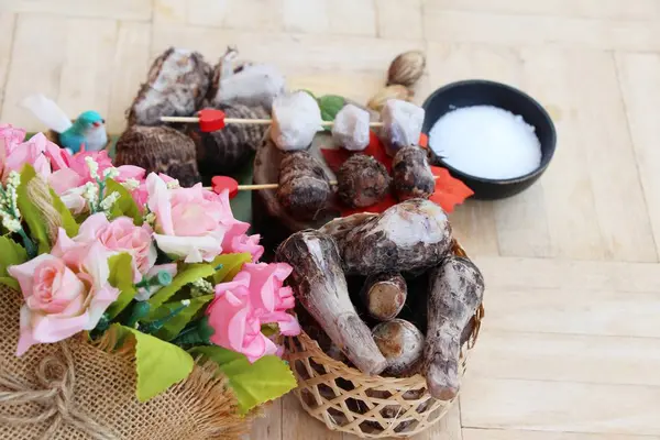 Taro bollito con zucchero su fondo legno — Foto Stock