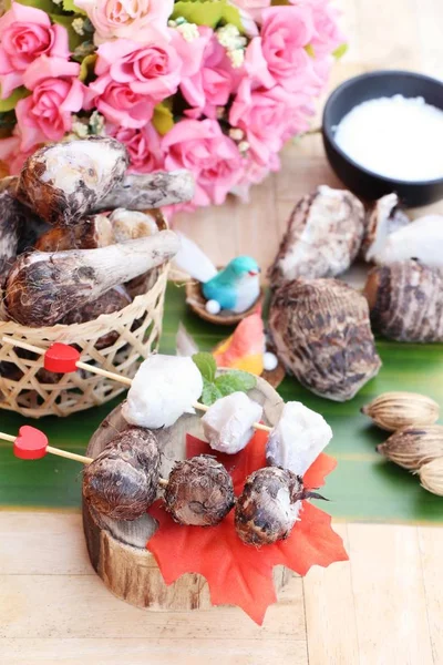 Taro hervido con azúcar sobre fondo de madera — Foto de Stock