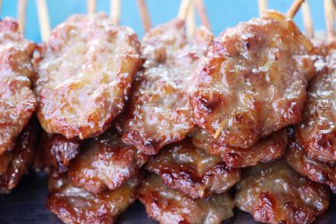 belgili tanımlık çarşı içinde kavrulmuş domuz eti lezzetlidir