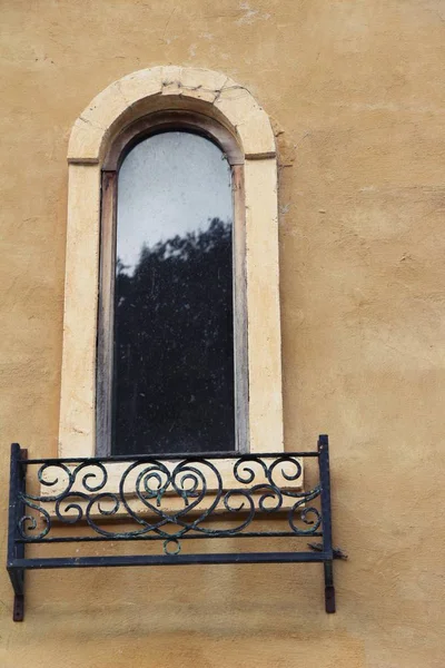 Fenster und Ziegelwand im Vintage-Stil — Stockfoto
