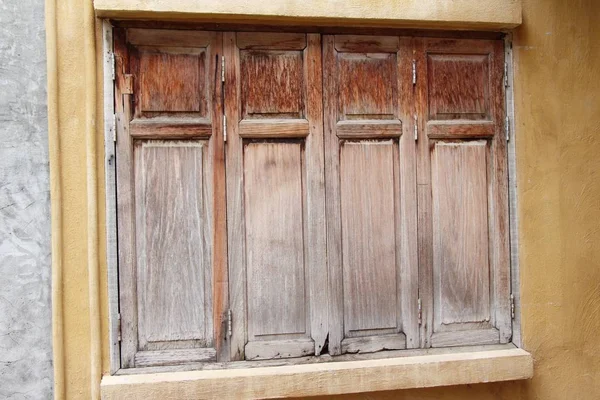 Ventana y pared de ladrillo es de estilo vintage —  Fotos de Stock