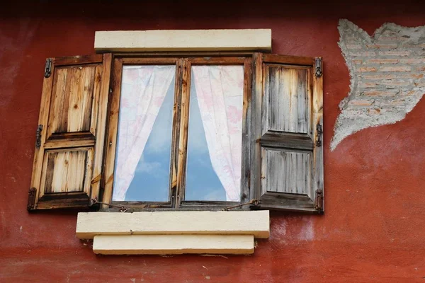 Vintage tarzı penceresi ve tuğla duvar olduğunu — Stok fotoğraf
