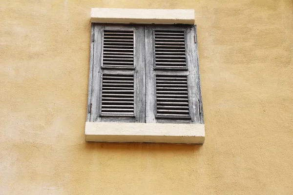 Fenêtre et mur de briques est de style vintage — Photo