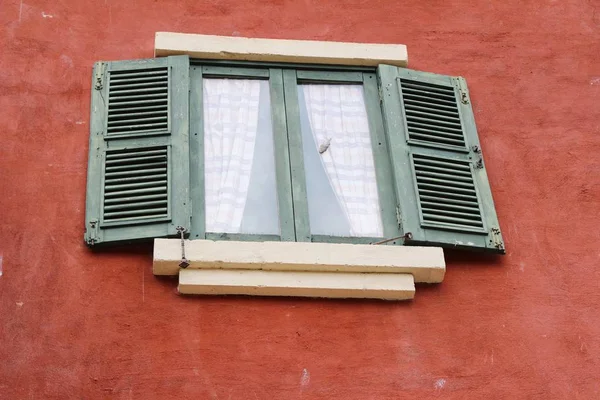 Vintage tarzı penceresi ve tuğla duvar olduğunu — Stok fotoğraf