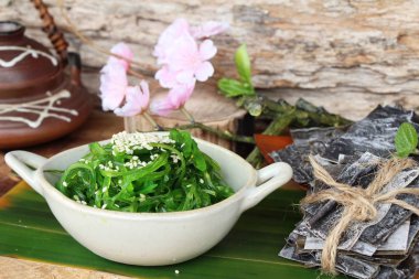Deniz yosunu wakame salata lezzetli ve kurur deniz yosunu