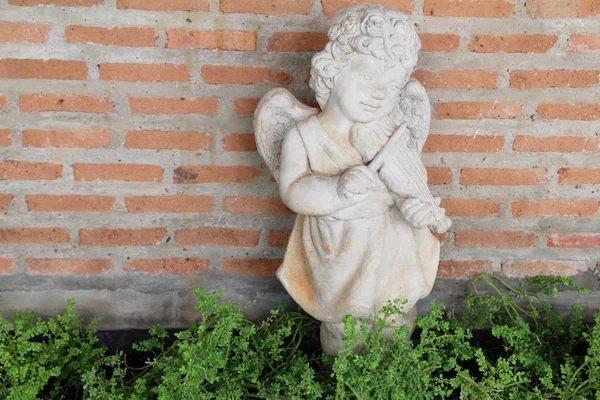 Estatua de Cupido es la belleza en el jardín — Foto de Stock