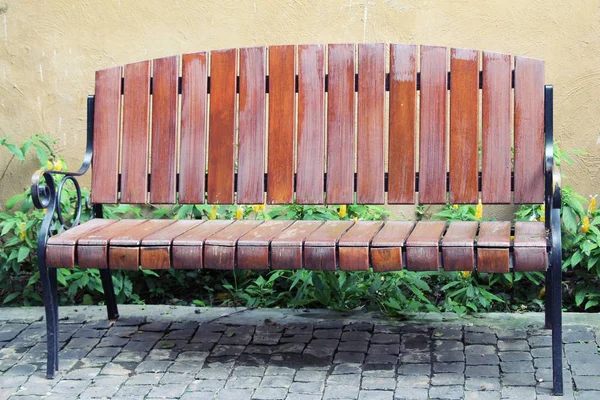 Sedie in legno in giardino in stile vintage — Foto Stock