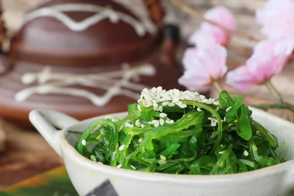 Insalata di wakame alle alghe deliziosa e asciuga le alghe — Foto Stock