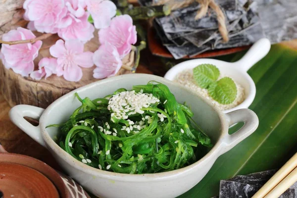 Deniz yosunu wakame salata lezzetli ve kurur deniz yosunu — Stok fotoğraf