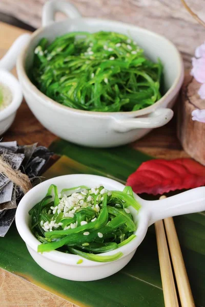 Insalata di wakame alle alghe deliziosa e asciuga le alghe — Foto Stock