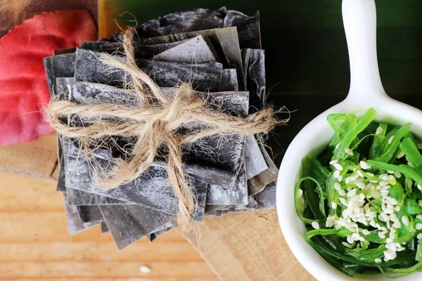 Deniz yosunu wakame salata lezzetli ve kurur deniz yosunu — Stok fotoğraf