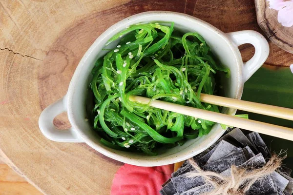 Zeewier wakame salade heerlijk en dries zeewier — Stockfoto