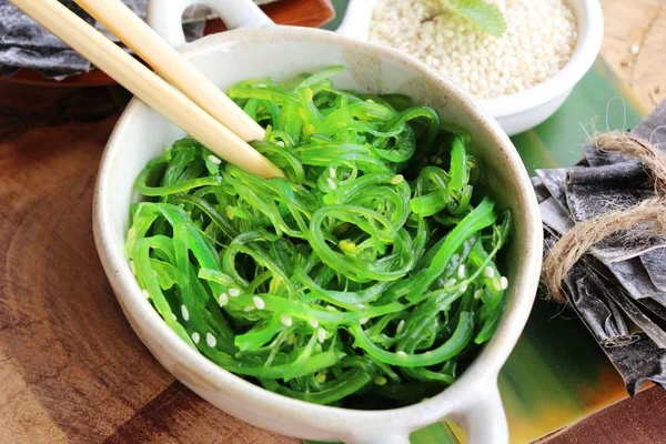 Insalata di wakame alle alghe deliziosa e asciuga le alghe — Foto Stock