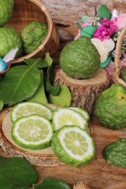 Taze organik bergamot ot ve kireç yaprak