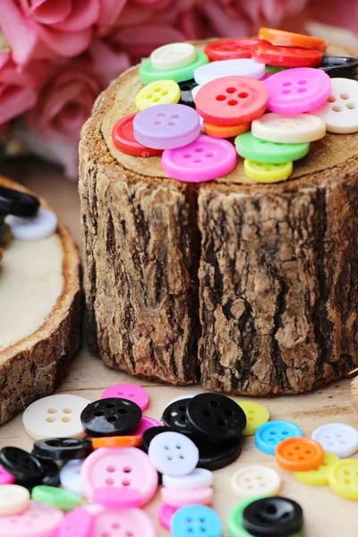 Botões de plástico coloridos para costura em fundo de madeira — Fotografia de Stock
