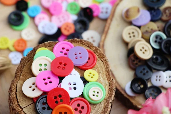 Dikiş ahşap arka plan üzerinde renkli plastik düğmeler — Stok fotoğraf