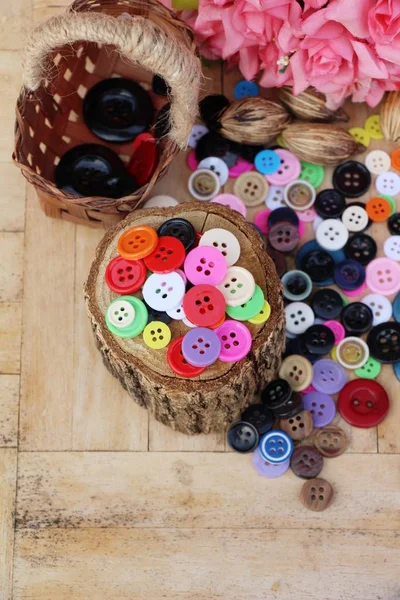 Botões de plástico coloridos para costura em fundo de madeira — Fotografia de Stock