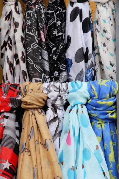 Красочные шарфы магазин на продажу на рынке — стоковое фото