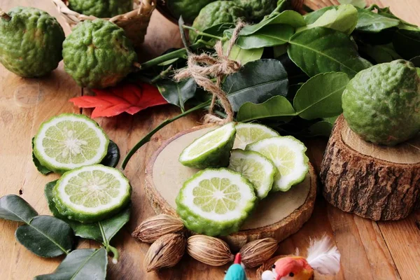 Hierba de bergamota orgánica fresca y hoja de lima — Foto de Stock