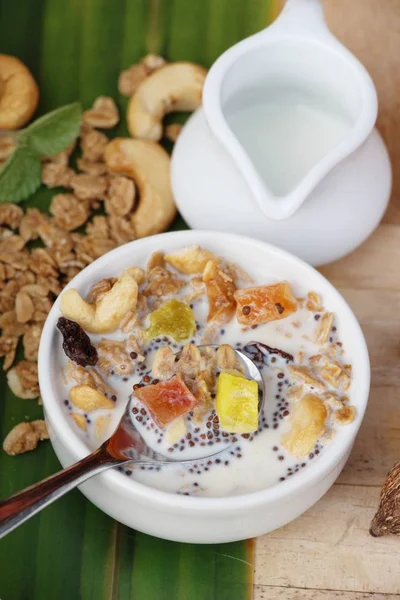 Mezcla de cereales Granola para la salud con leche — Foto de Stock