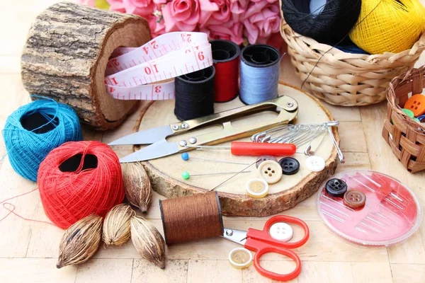 Accessoires de couture pour coudre sur fond de bois — Photo