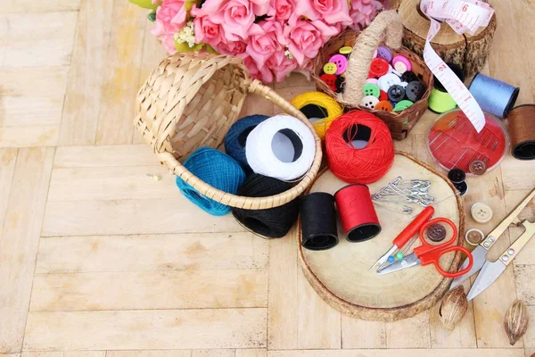 Швейные аксессуары для пошива на деревянном фоне — стоковое фото