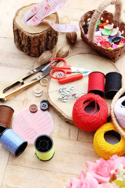 Accesorios de costura para coser sobre fondo de madera — Foto de Stock