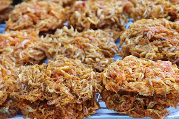 Stekt räkor cake läcker på marknaden — Stockfoto