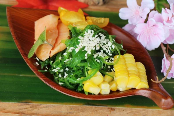 Ensalada de algas es picante con salmón delicioso — Foto de Stock