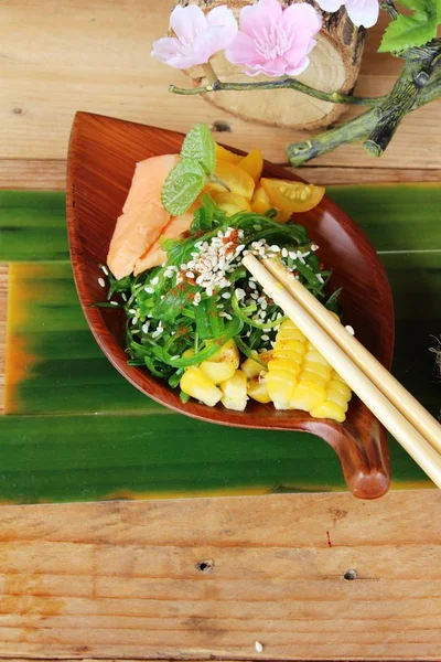 Ensalada de algas es picante con salmón delicioso — Foto de Stock