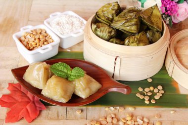 Dolma hamur piramit tatlı lezzetli (Kanom Tien var)